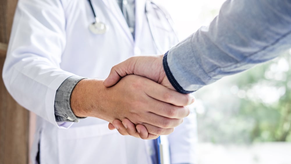 Doctor shaking hands with patient in concierge care appointment.